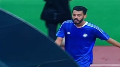 غرائب وطرائف الدوري المصري.. عودة اللاعب بعد طرده وإصابة الحكم بشد (صور)