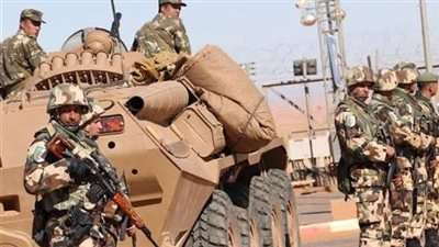 الجيش الجزائرى يستعرض قواته في المنطقة الحدودية