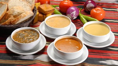 3 شوربات تركية لذيذة.. حساء الطماطم والبصل والزبادي
