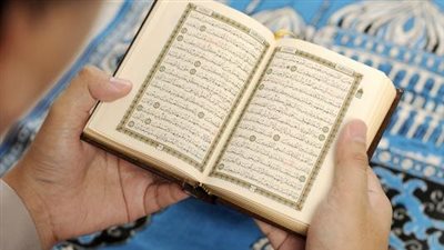 حكم قراءة القرآن دون وضوء.. تعرف على رأي الأئمة الأربعة