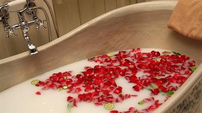 طريقة تنظيف الجسم وتفتيحه بالحمام المغربي.. تألقي قبل العيد