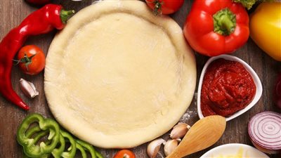طريقة عمل البيتزا الإيطالية.. عجينة العشر دقائق بحشوات متنوعة
