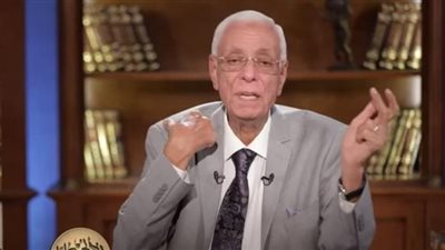 قبلة الدكتور حسام موافي على يد محمد أبو العينين تثير الجدل (فيديوجراف)