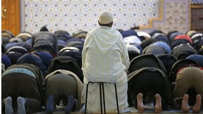 السجود وخشونة الركبة.. كيف يصلي مريض المفاصل؟