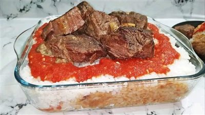 طريقة عمل فتة اللحم بالخل والثوم.. طبق المائدة العربية في العيد 