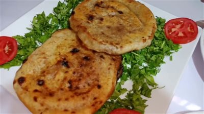 طريقة عمل الحواوشي بالعيش البلدي.. وصفة باللحمة وأخرى بالسجق
