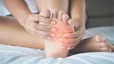 أسباب ألم الرجلين عند الاستيقاظ .. دوالي القدمين اهمها