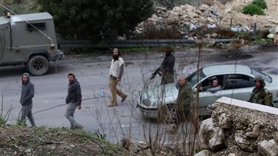 مستوطنون يقطعون أعمدة الكهرباء في بلدة مادما جنوب نابلس
