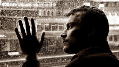 أسباب ألم البطن عند الزعل.. كيف يؤثر الحزن على المعدة؟