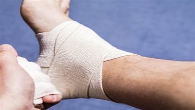 أعراض تمزق أربطة الكاحل.. التورم الشديد