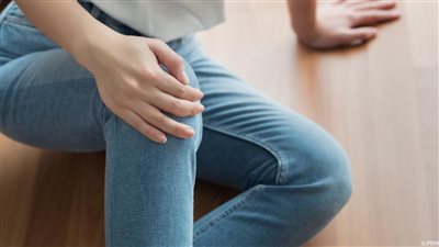 متى تكون آلام الركبة خطيرة؟.. عدم القدرة على المشي دلالة خطيرة
