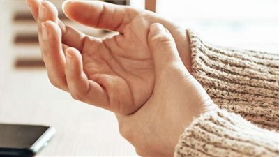ما هي أسباب تنميل اليدين؟.. انتبه لتكرار الامر وشاور طبيبك