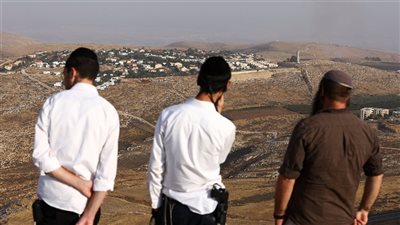 مستوطنون إسرائيليون يشعلون النار في أراض زراعية بالضفة الغربية المحتلة