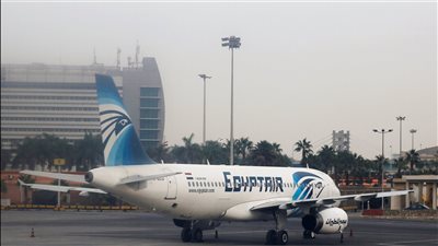 بسبب سوء الأحوال الجوية.. هبوط اضطراري لطائرة في مطار القاهرة بدلا من الإسكندرية (فيديو جراف)