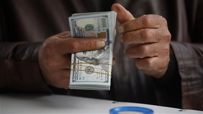 خبير اقتصادي: طوابير في البنوك لتبديل الدولار بعد استقرار سعر الصرف