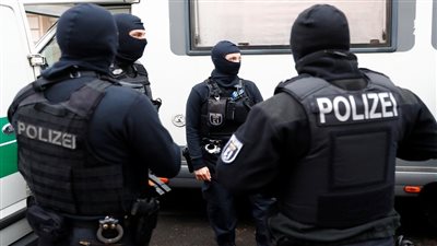 فضل ضابط شرطة ألماني سرق 180 كيلوجرامًا من جبن الشيدر من شاحنة مقلوبة