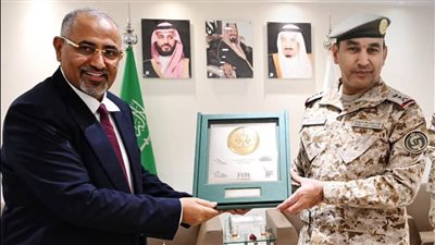 تكريم الزبيدي خلال زيارته مقر القيادة المشتركة لقوات التحالف العربي بالسعودية 