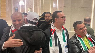 وصول الأسرى الفلسطينيين المفرج عنهم إلى المستشفى الأوروبي في غزة