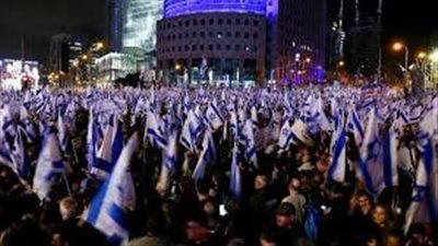 آلاف المحتجين يتجمعون أمام وزارة الدفاع بتل أبيب للمطالبة باستمرار صفقة التبادل