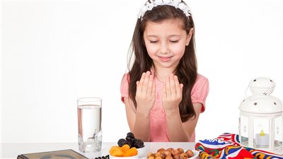 متى يبدأ الطفل في الصيام؟.. تعرفي على الطرق الصحيحة لتعليمه