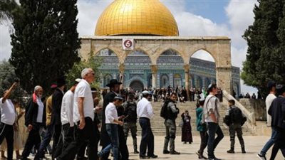 عشرات المستوطنين يقتحمون المسجد الأقصى بحماية من قوات الاحتلال الإسرائيلى