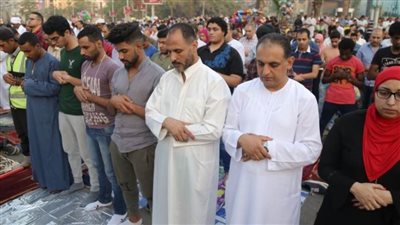 الأزهر للفتوى: صلاة الرجال بجوار النساء في العيد دون حائل باطلة