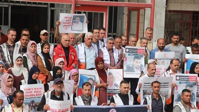 الهلال الأحمر الفلسطينى ينظم وقفة للمطالبة بتحقيق دولى فى استهداف مسعفيه