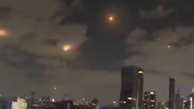 إصابة إسرائيليين فى استهداف تل أبيب بصاروخ إيرانى مزود برأس حربى عنقودى