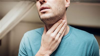أسباب تصلب الرقبة والتهاب الحلق.. 11 سببًا بعضها خطير