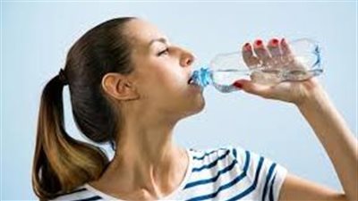 أضرار قلة شرب الماء على صحة البشرة.. الدراسات الطبية توضح