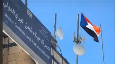 رفع علم الجنوب فوق جمرك شحن بالمهرة بعد تحولات عسكرية كبرى في حضرموت والمهرة