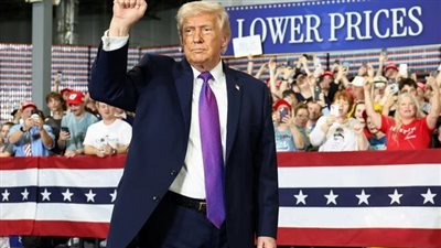 مستشار ترامب يدعو أمريكا لإعلان النصر والخروج من حرب إيران