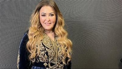 نهال عنبر تسحر الأنظار بالقفطان المغربي الأزرق في حفل 