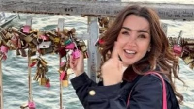 هنا الزاهد تتألق بإطلالة شتوية كلاسيكية في العاصمة الفرنسية باريس