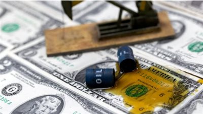 ارتباط عكسي.. كيف قاد انهيار أسعار النفط الدولار الأمريكي للهبوط للجلسة الثامنة؟