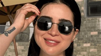 بساطة وأناقة.. كيف نجحت مي عز الدين في تصدر التريند بإطلالة صيفية هادئة؟