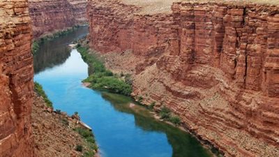 أسرار جيولوجية تكشفها بلورات الزركون: ولادة نهر كولورادو من رحم البحيرات القديمة