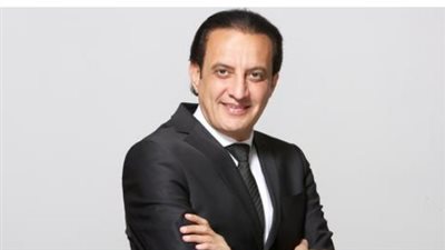 الحزن يخيم على أسرة الإعلامي طارق علام عقب وفاة حماه بعد صراع مع المرض