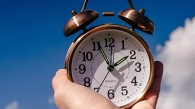 كيف تضبط ساعتك؟ تفاصيل تقديم الوقت ساعة كاملة مع بداية مايو 2026
