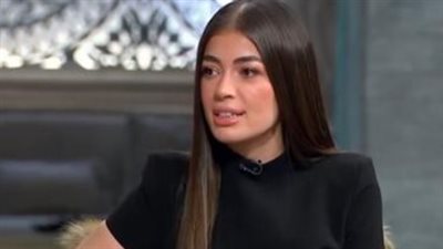 ليلى أحمد زاهر تتألق بجمال طبيعي وتكشف عن تفاهمها الكبير مع زوجها المنتج