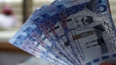 قبل السفر للمملكة.. تعرف على سعر الريال السعودي في البنك المركزي والبنوك الخاصة