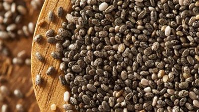 لماذا ينصح خبراء التغذية بتناول بذور الشيا الكاملة بدلًا من استخدام زيتها المعزول؟