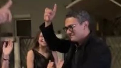 شاهد بالفيديو: النجم آسر ياسين يوقف سيارته ليشارك عروسين فرحتهما على أنغام المزمار