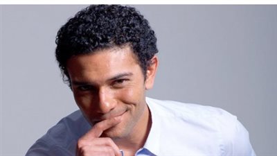 بين الرومانسية الدرامية وبهجة الشارع: لفتة مميزة من آسر ياسين تجتاح مواقع التواصل