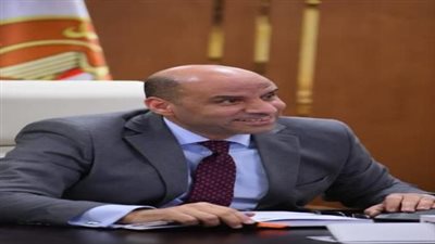 ماذا لو عملت في إجازة العيد؟ وزير العمل يوضح حقوق العاملين ومستحقاتهم المالية