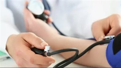 من وضعية الجلوس إلى توقيت القياس: أسرار المتابعة المنزلية لضغط الدم