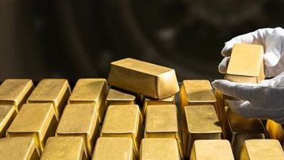 تراجع الدولار وانخفاض عوائد السندات يعززان جاذبية الذهب كملاذ آمن