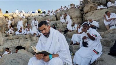 لا تفوت شعائر يوم عرفة: ترددات القنوات الرسمية لنقل البث المباشر