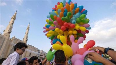 طقوس العيد في قلب القاهرة: العائلات المصرية تحيي شعائر الصلاة في أجواء من التآخي