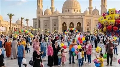 مشهد أسري بامتياز: اصطحاب الأطفال وتوزيع الهدايا في ساحات مساجد القاهرة